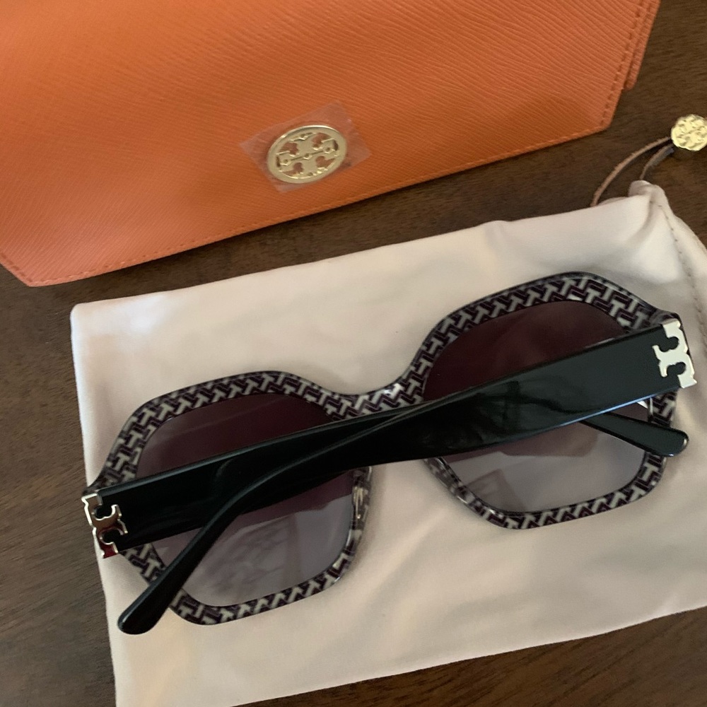 New black🖤 Tory butch sunglasses - Picture 3 of 8